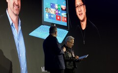 Huang accetta il Surface RT: dietro c'è una foto della presentazione del 2012.