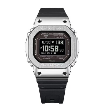 Casio G-Shock GM-H5600-1 con una cassa in metallo color argento e un LCD invertito.