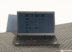 Utilizzo del Lenovo ThinkPad L590 all'aperto alla luce del sole...