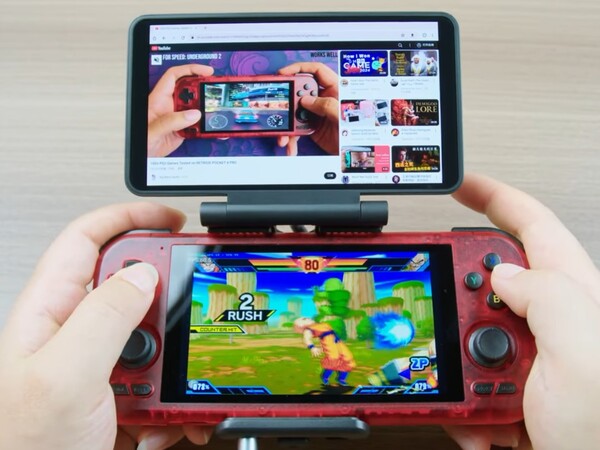 Un fermo immagine da un video che mostra il componente aggiuntivo Dual Screen in uso con un Retroid Pocket 4 Pro. (Fonte: Retroid)