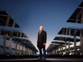 (Nella foto) Lo scienziato John Sandusky tra gli eliostati della National Solar Thermal Test Facility (Nuovo Messico). (Fonte immagine: Craig Fritz)