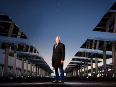 (Nella foto) Lo scienziato John Sandusky tra gli eliostati della National Solar Thermal Test Facility (Nuovo Messico). (Fonte immagine: Craig Fritz)