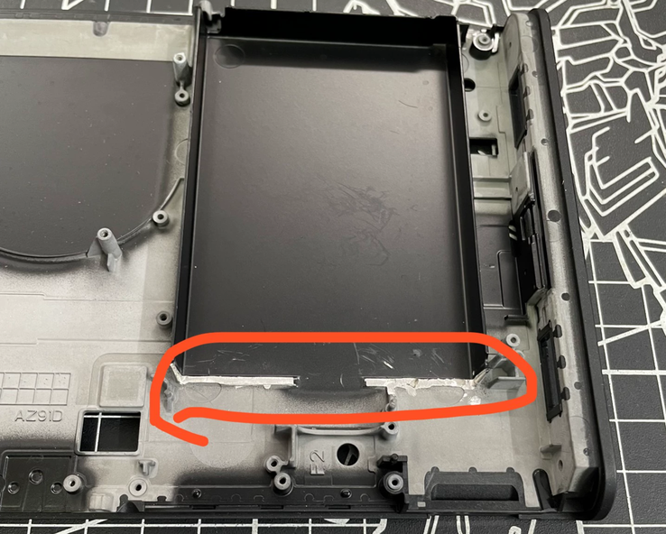 L’area della parte che deve essere tagliata su uno Switch 2 per adattarlo alla nuova batteria