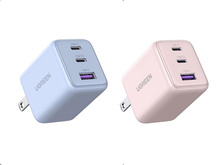 Il caricabatterie Ugreen GaN 30W in blu e rosa