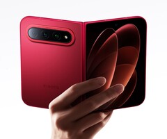 Lo Xiaomi 18 Fold è disponibile in due tonalità di oro, rosso e nero.