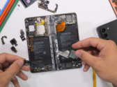 Il Magic V2 parzialmente assemblato. (Fonte: JerryRigEverything via YouTube)