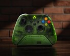 La base di ricarica Ultimate Charging Dock di 8BitDo per i controller Xbox presenta lo stesso colore verde traslucido dell’Xbox originale/