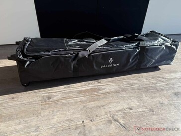 Lo schermo da esterno viene fornito in una borsa dotata di ruote per il trasporto.
