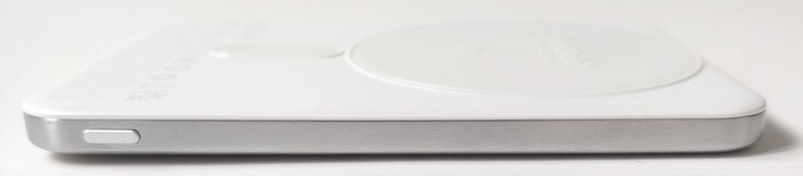 Pulsante di accensione sul bordo sinistro.