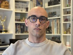 Gli occhiali Halo AI di Brilliant Labs sono dotati di un minuscolo display heads-up microOLED da 0,2 pollici (fonte: Brilliant Labs)