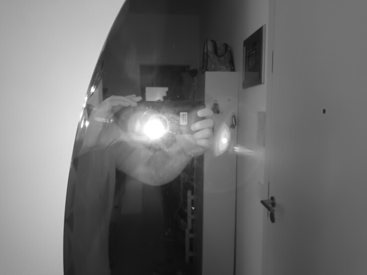 Nello specchio si può vedere che la luce a infrarossi agisce come un flash per la visione notturna.