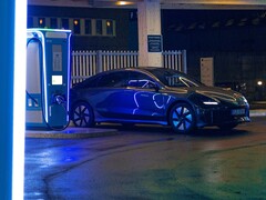 Un EV Hyundai in carica presso una moderna stazione di ricarica (Fonte immagine: Yrka Pictured via Unsplash; ritagliato)