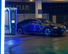 Un EV Hyundai in carica presso una moderna stazione di ricarica (Fonte immagine: Yrka Pictured via Unsplash; ritagliato)