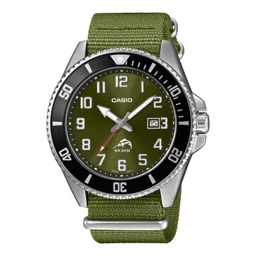 Orologio subacqueo Casio Duro MDV106C-3AV con quadrante verde oliva con finitura soleil, numeri arabi ben visibili, lunetta nera, cassa in acciaio inossidabile e cinturino in tessuto verde coordinato.