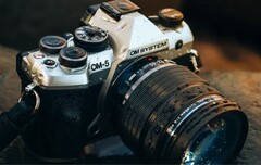 OM System rilancia l'OM-5 con USB-C e miglioramenti ergonomici. (Fonte: OM System)