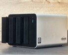 Il TerraMaster F4-425 Pro è dotato di un alloggiamento in alluminio di alta qualità.