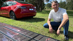 Questa Tesla è partita per un viaggio di 9.380 miglia alimentato da pannelli solari (immagine: Charge Australia)