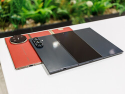 Huawei Mate XT (sotto) e Samsung Galaxy Z TriFold