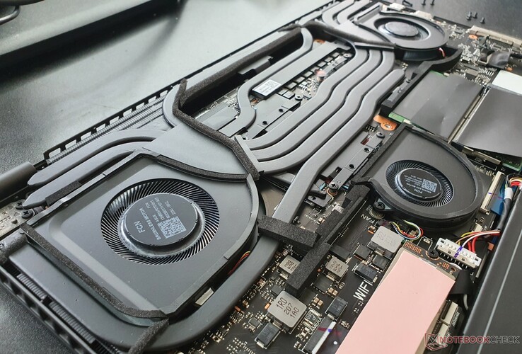 Sistema di raffreddamento: 3 ventole (per GPU, CPU e sistema), 5 heatpipes, metallo liquido e flusso d'aria diretto