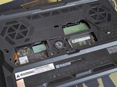 Raider 16 HX Max con il sottopannello inferiore rimosso, che rivela gli slot SODIMM e SSD