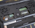 Raider 16 HX Max con il sottopannello inferiore rimosso, che rivela gli slot SODIMM e SSD