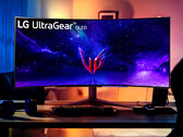 L'UltraGear 45GR95QE è uno dei primi monitor da gioco OLED di grandi dimensioni, curvi e a 240 Hz. (Fonte: LG)