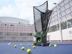 Il robot da tennis Acemate S10 Pro è in grado di eseguire esercizi di tiro, scambi e ricevere i colpi su campi in terra battuta, erba e cemento.