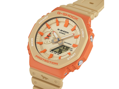 La collaborazione Casio G-Shock x Maison Kitsuné GA-2110MK-5A, raffigurata su uno sfondo bianco. (Fonte: Casio)