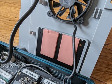 Ogni slot SSD ha un proprio pad termico collegato a un dissipatore di calore più grande sulla staffa della ventola