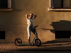 Lo scooter elettrico pieghevole SWAN ha ruote più grandi da 16 pollici. (Fonte: SWAN)