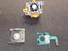 Teardown del Joy-Con 2 di Nintendo Switch che mostra i componenti dello stick analogico. (Fonte immagine: moshi_yo su Reddit)