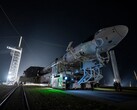 Il razzo Falcon 9 un veicolo spaziale SpaceX Dragon per il lancio mentre si dirige verso la rampa di lancio (Fonte: SpaceX)