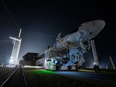 Il razzo Falcon 9 un veicolo spaziale SpaceX Dragon per il lancio mentre si dirige verso la rampa di lancio (Fonte: SpaceX)