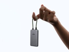 L'Ugreen NeoDrive Go ha le dimensioni di una carta ed è leggero come gli AirPods Pro.