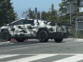 La versione di produzione finale del Cybertruck è stata avvistata con un rivestimento mimetico, nonostante non lasci molto all'immaginazione. (Fonte: @ya78756632 su Twitter)