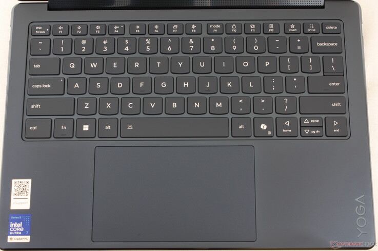 Le etichette dei tasti sono ora allineate al centro per un aspetto più pulito. Per il resto, l'esperienza di digitazione e le dimensioni del clickpad sono identiche a quelle dello Yoga 9-in-1 G10 dello scorso anno