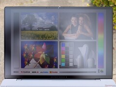 All'aperto, con un cielo molto nuvoloso