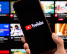 Smartphone con applicazione YouTube. (Fonte immagine: noyb)