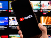 Smartphone con applicazione YouTube. (Fonte immagine: noyb)