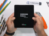 Il test di pre-curvatura dello Z Fold5. (Fonte: JerryRigEverything via YouTube)