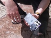 Un iPhone 15 Pro dopo un test di caduta estrema. (Fonte: AppleTrack via YouTube)