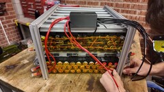 Un'immagine del pacco batteria costruito con le batterie dei vapes (Fonte immagine: Chris Doel, screenshot)