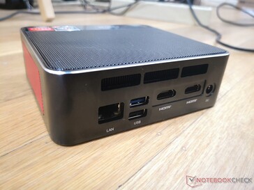 Posteriore: Gigabit RJ-45, 2x USB 3.0, 2x HDMI 2.0, adattatore AC