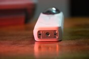 Insta360 X5 è ora dotato di un sistema di montaggio magnetico (fonte: Abhinav Fating/Notebookcheck)