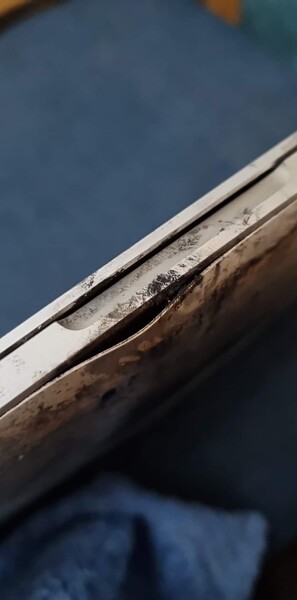 MacBook Pro da 15 pollici danneggiato dal fuoco. (Fonte: U/Squeezieful)