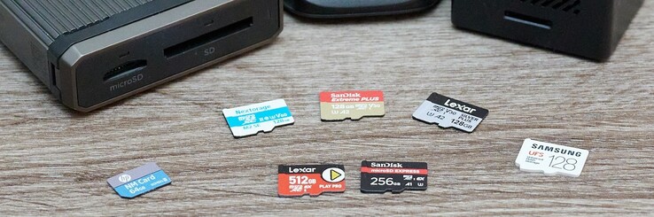 Il campo di prova: Due schede MicroSD Express contro tre schede UHS. Manca la Sony Tough, che è stata utilizzata per le riprese. All'esterno: Due formati di schede di memoria altrettanto nuovi che non sono riusciti ad affermarsi. (Fonte immagine: Andreas