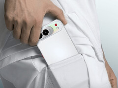 Al momento è disponibile per l'acquisto solo la versione da 512 GB. Nell'immagine: una foto promozionale che mostra il retro del telefono.