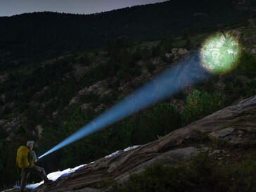 L’Olight Marauder 3 è dotato di un fascio luminoso in grado di illuminare una distanza superiore a dieci campi da calcio.