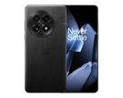 OnePlus 13 (nella foto) ha un display leggermente curvo. (Fonte: OnePlus)