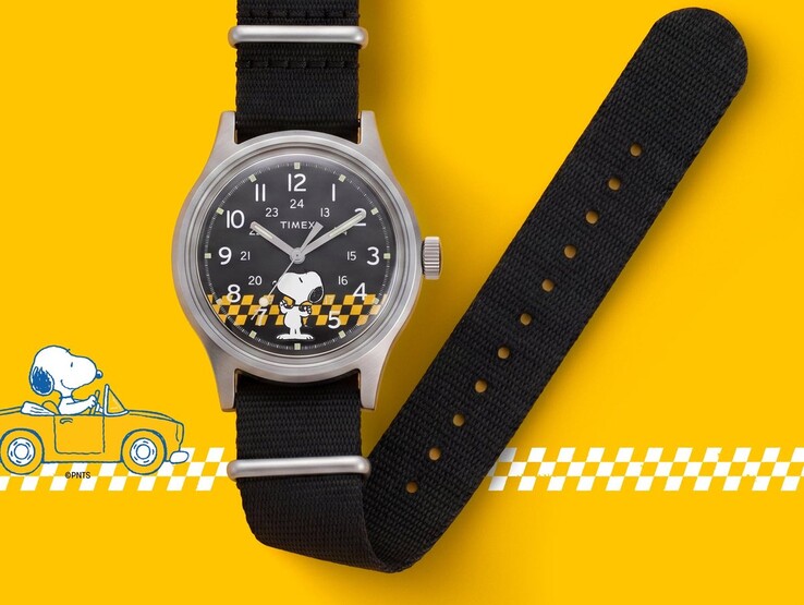 Orologio Peanuts x Timex MK1 con quadrante nero raffigurante Snoopy e un motivo a scacchi giallo e nero, raffigurato con il cinturino in tessuto nero su sfondo giallo.